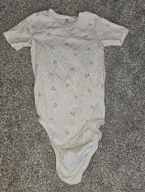 NEW H&M White Organic Cotton Cherry-Print Short Sleeve Bodysuit Size 3 - 4